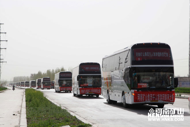 行進中的車隊，浩浩蕩蕩，蔚為壯觀.jpg